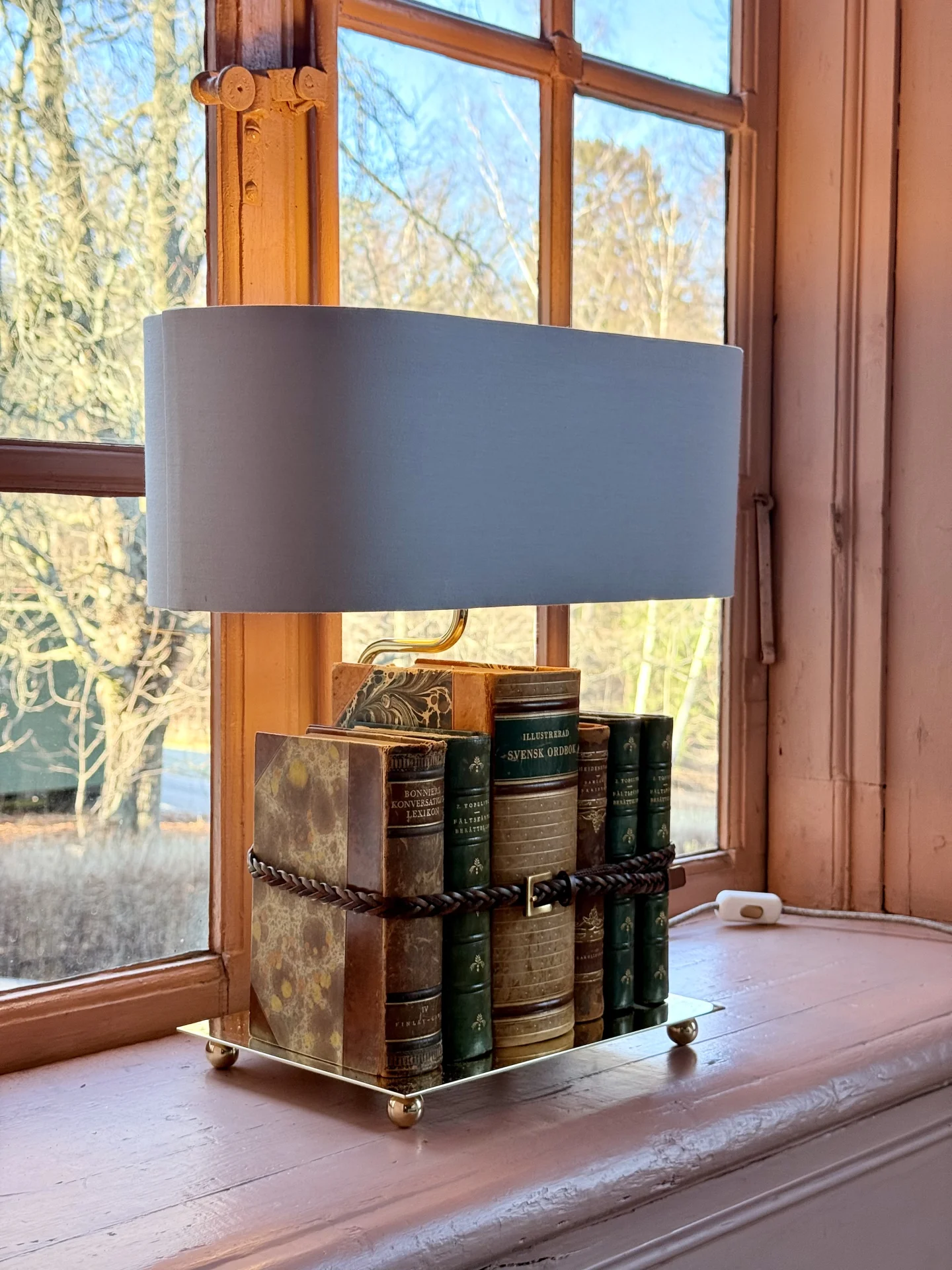The BookLovers' Light med rund lampskärm