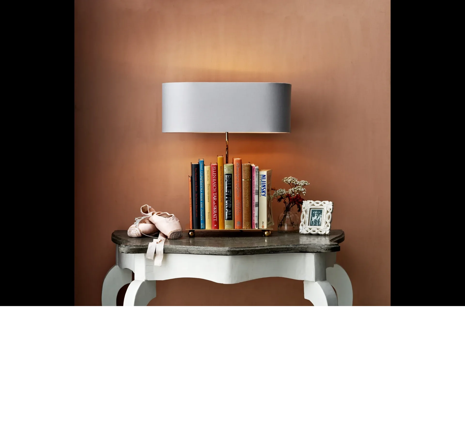 Fribe Form The book lover's light stylad med böcker