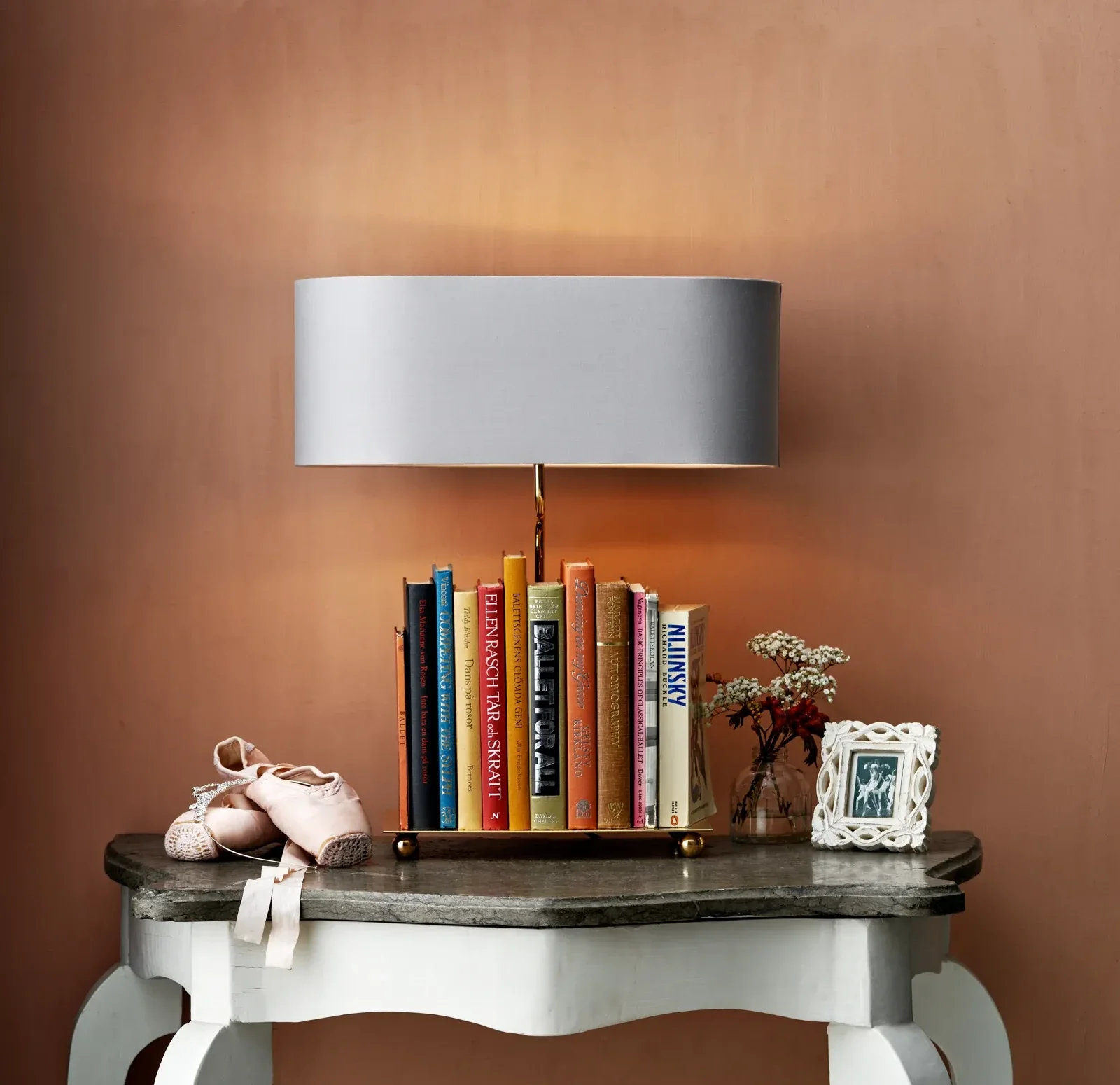 Fribe Form The book lover's light. Ballerina