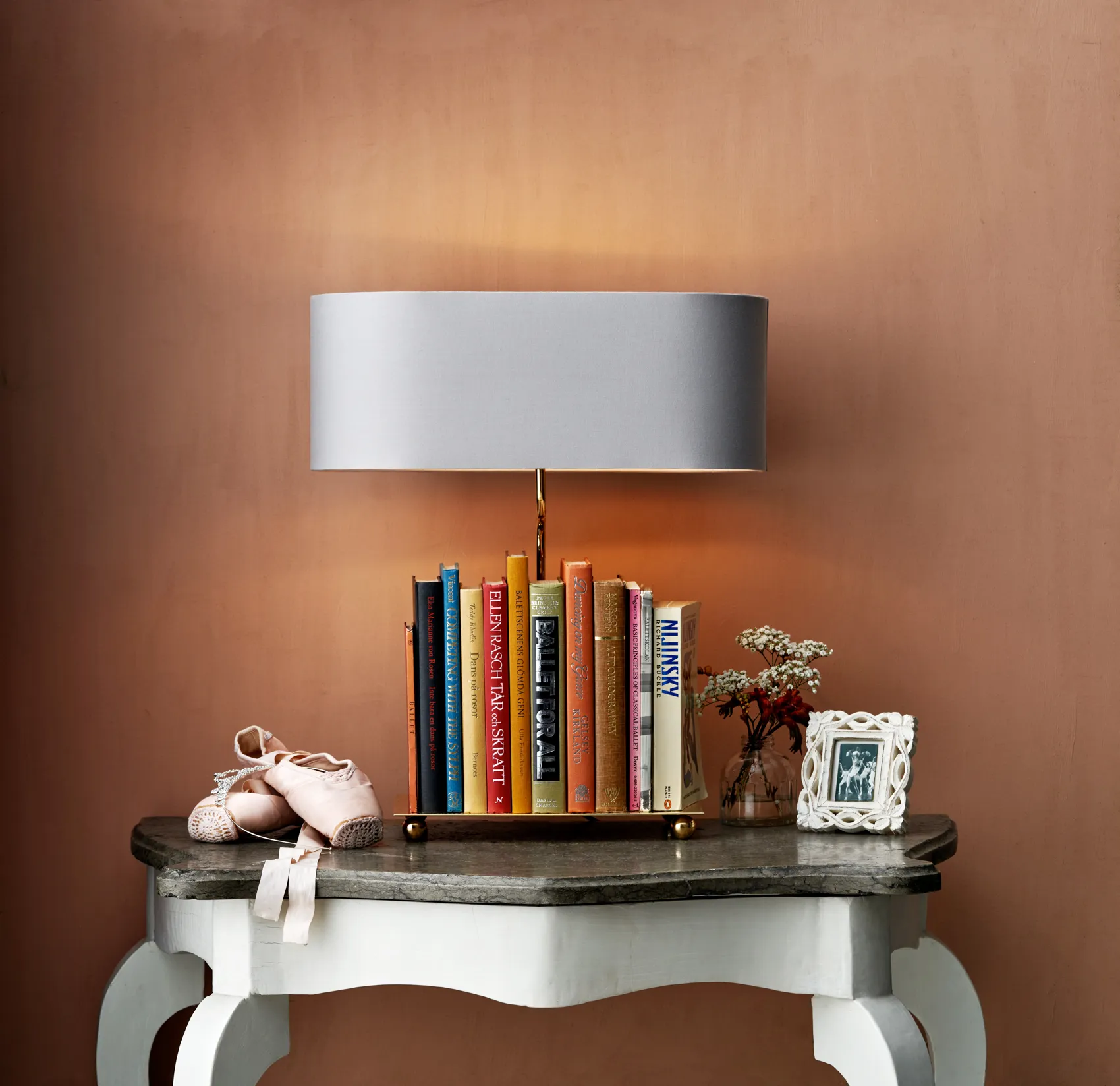 Fribe Form The book lover's light styled with books